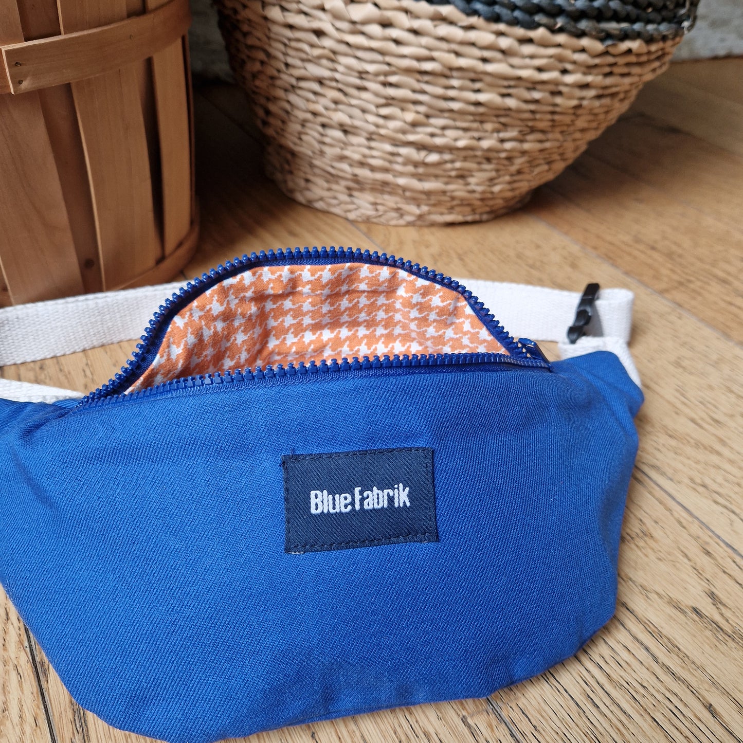 Sac Banane Bleu & Ecru, intérieur orange à motifs