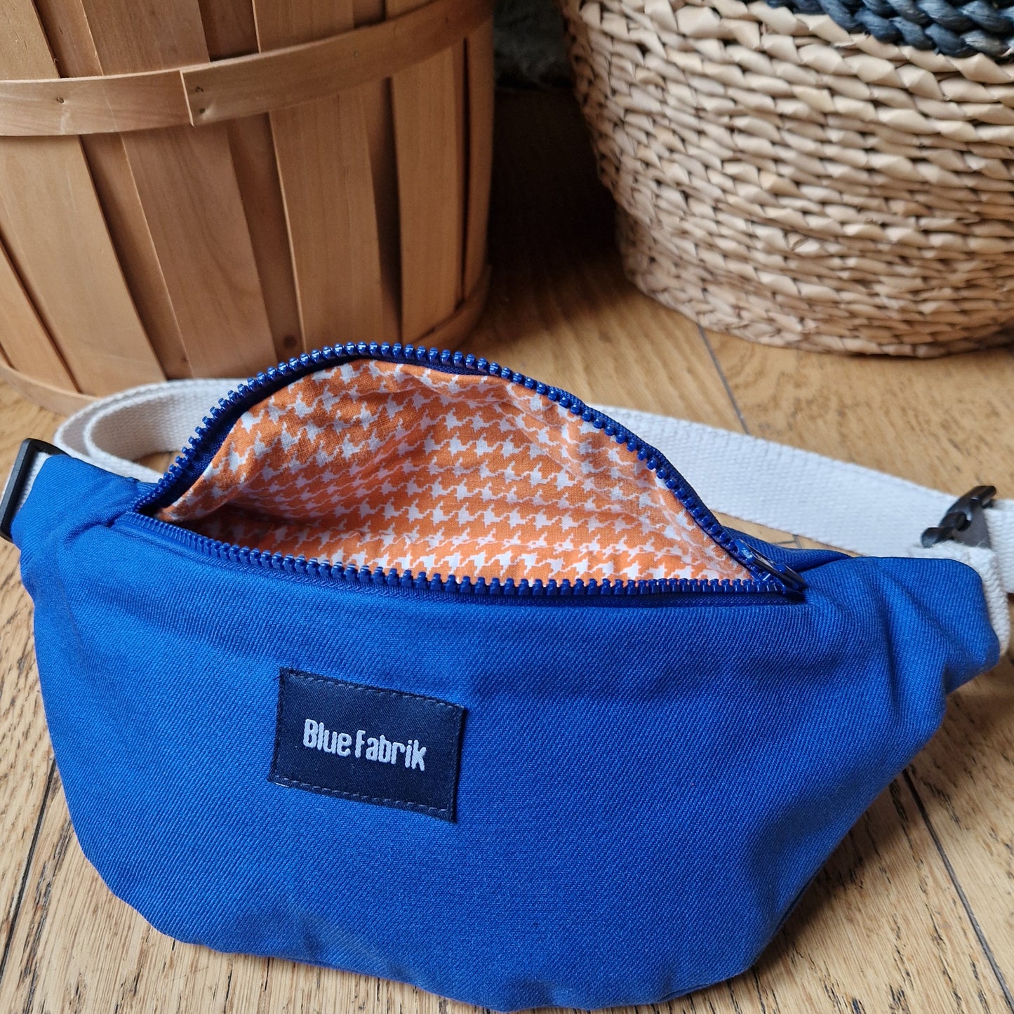 Sac Banane Bleu & Ecru, intérieur orange à motifs