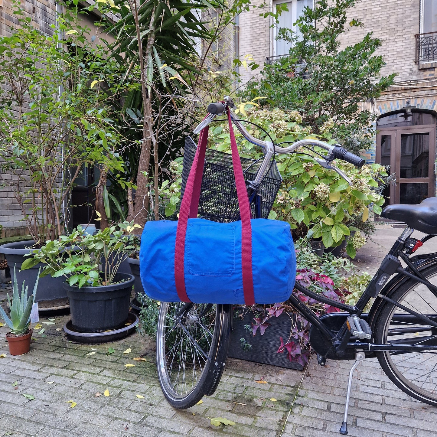 Grand Sac Bowling Bleu & Bordeaux, doublure à carreaux et fleurs - Blue Fabrik