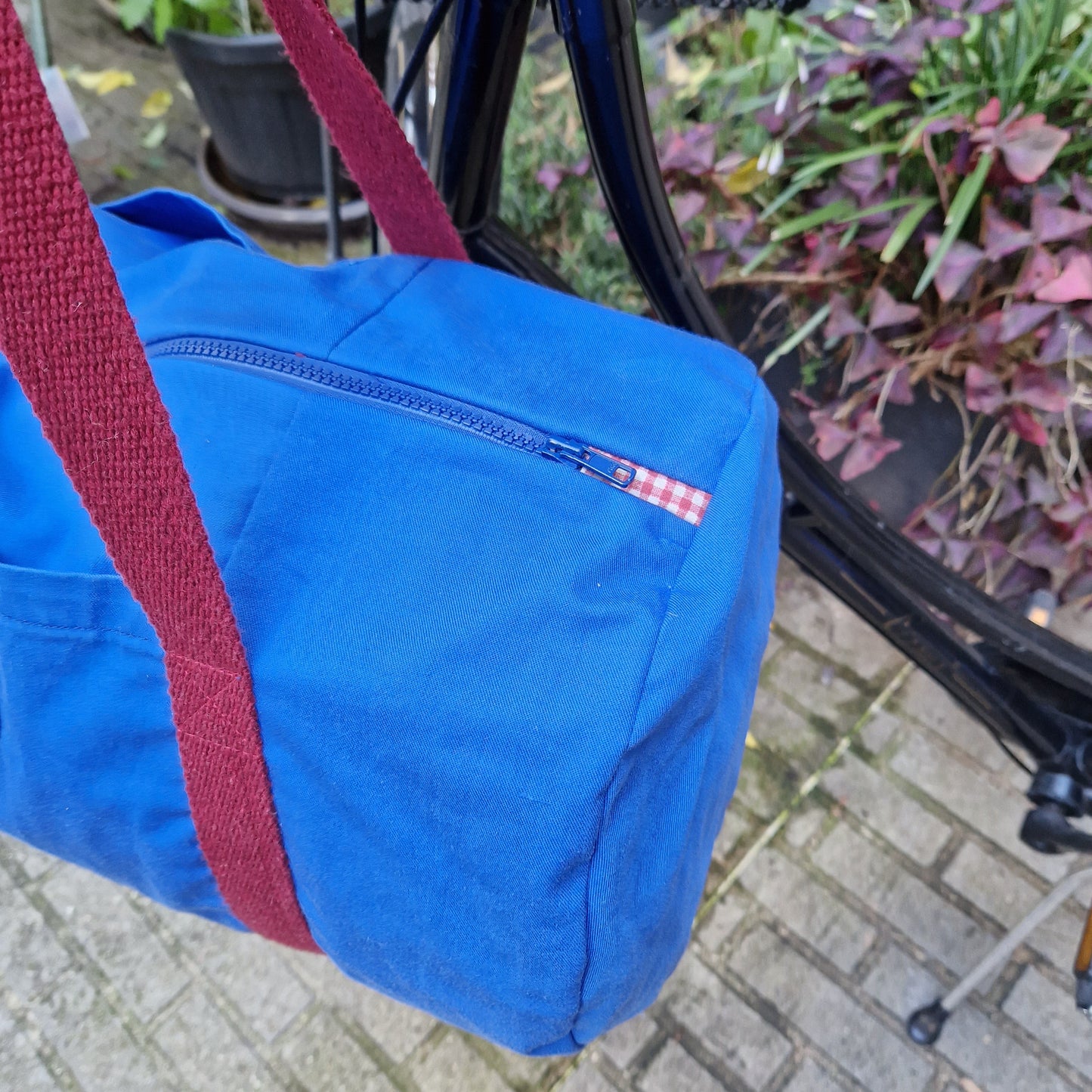 Grand Sac Bowling Bleu & Bordeaux, doublure à carreaux et fleurs - Blue Fabrik
