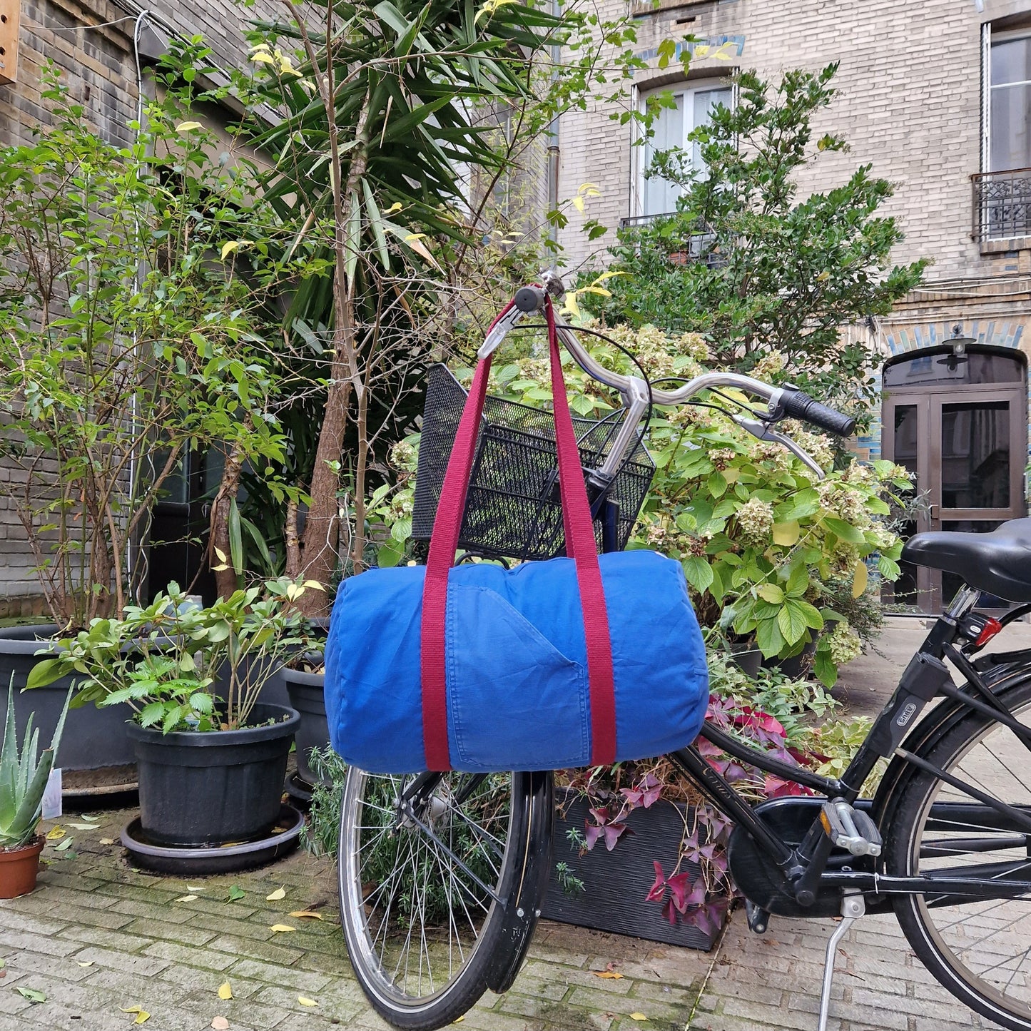 Grand Sac Bowling Bleu & Bordeaux, doublure à grandes fleurs - Blue Fabrik