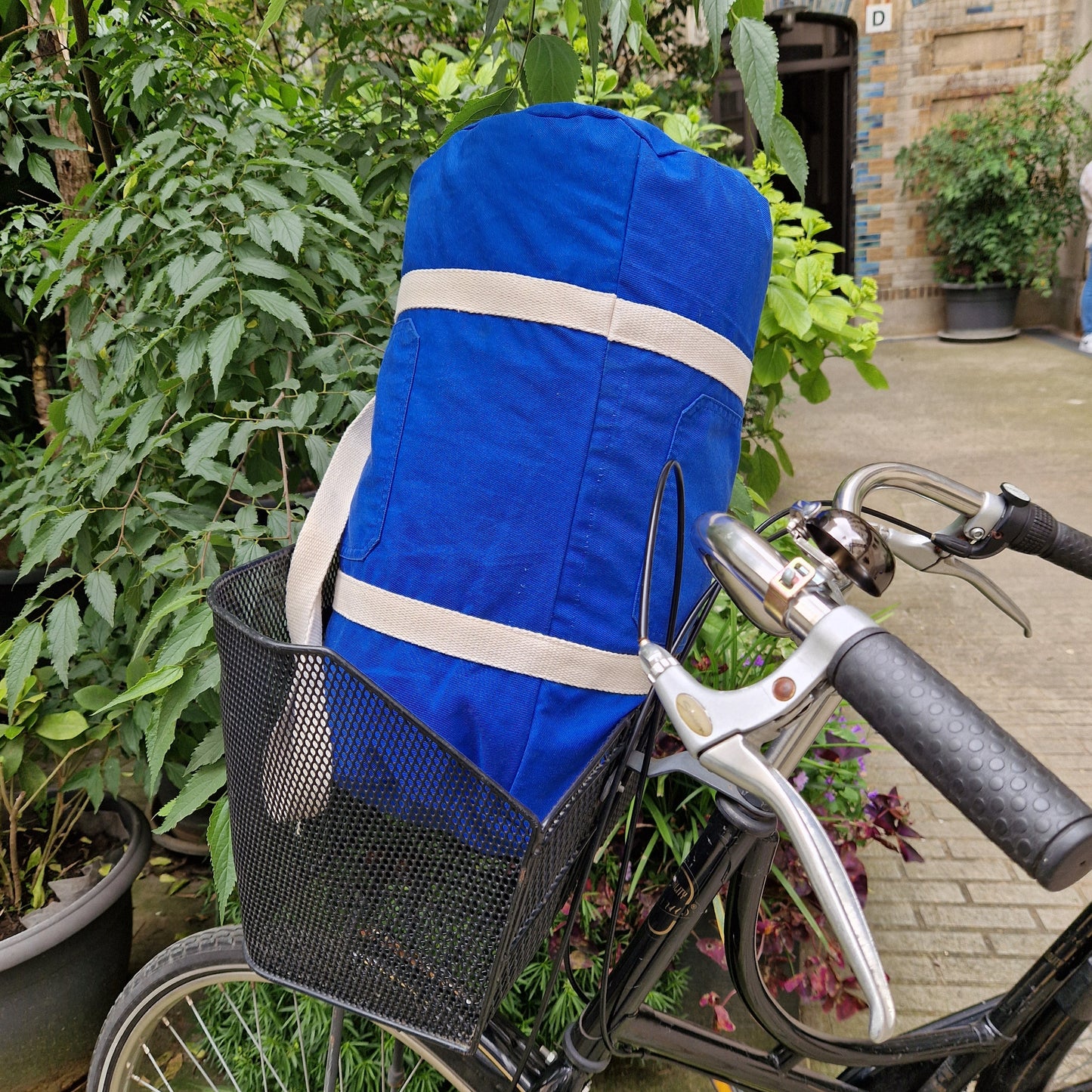 Grand Sac Bowling Bleu & Ecru, doublure à fleurs rose et bleu - Blue Fabrik