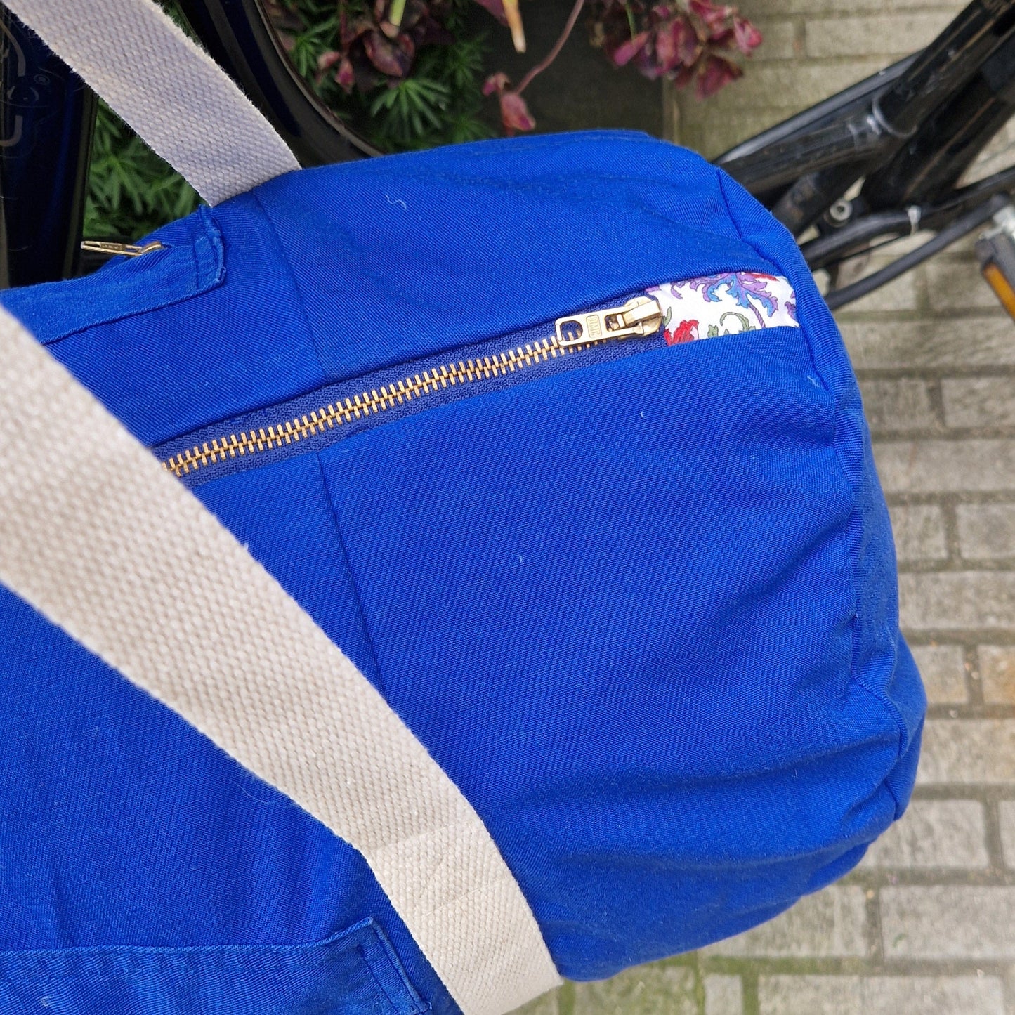 Grand Sac Bowling Bleu & Ecru, doublure à fleurs rouge - Blue Fabrik