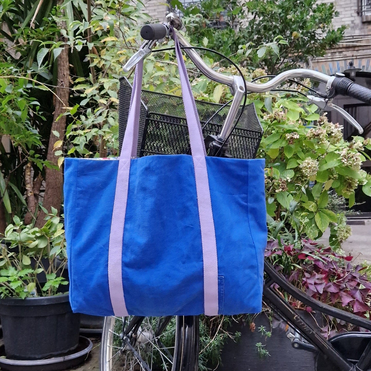 Grand sac Cabas Bleu & Parme, doublure fleurie - Blue Fabrik