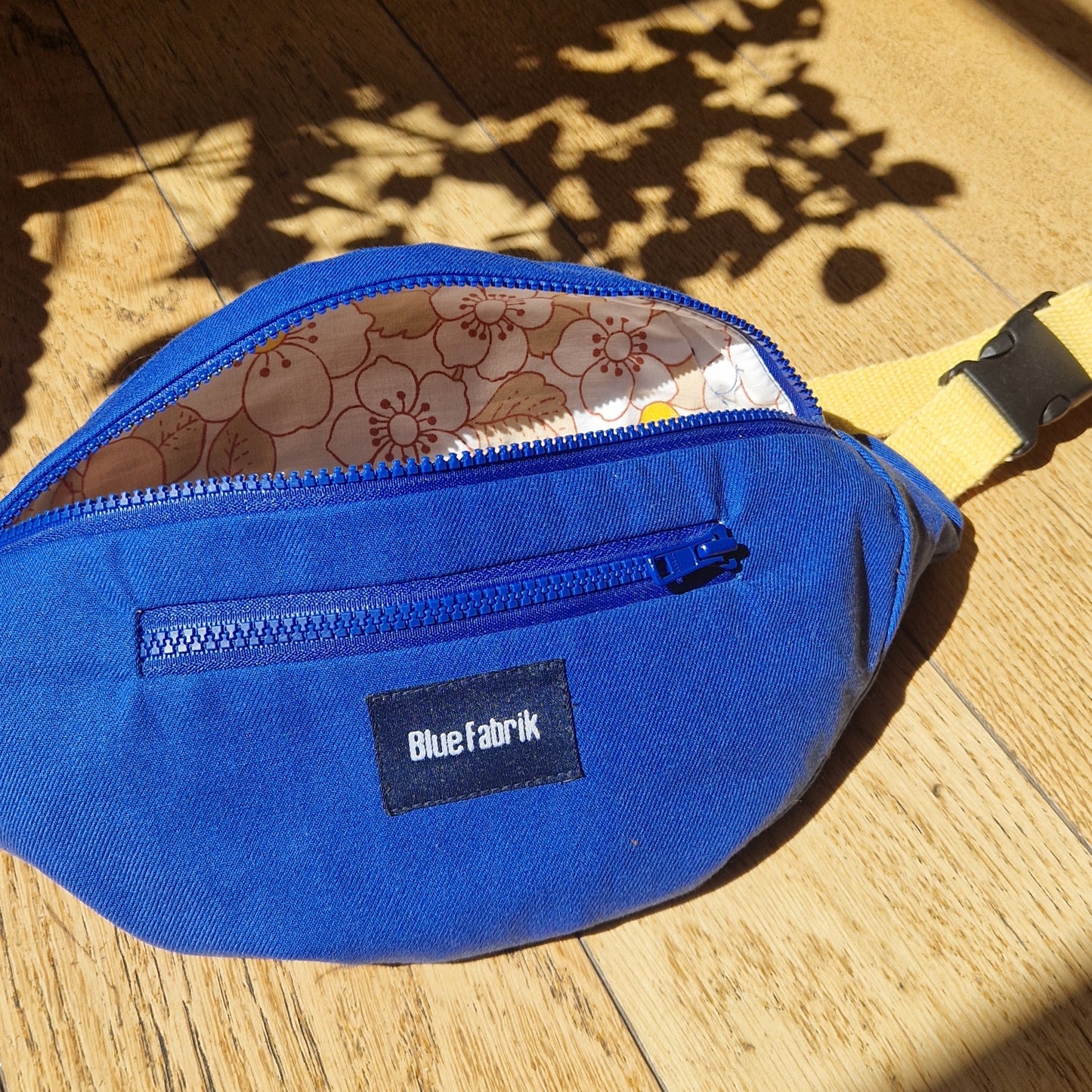Sac Banane Bleu & Jaune, doublure à motifs floraux