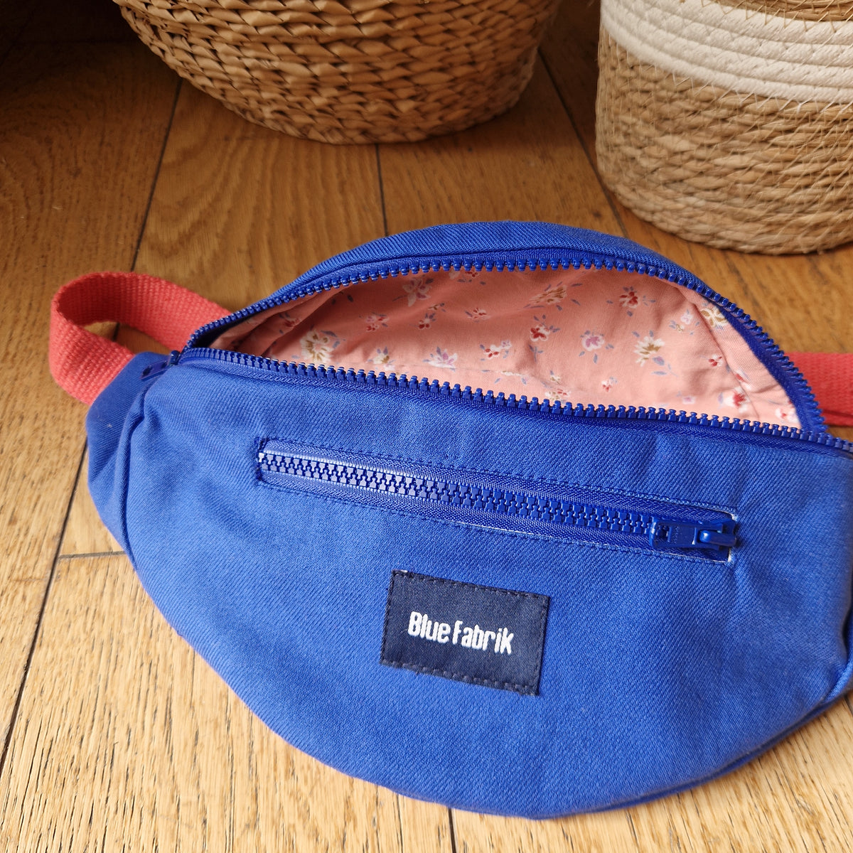 Sac Banane Bleu & Rose foncé, doublure fleurie rose