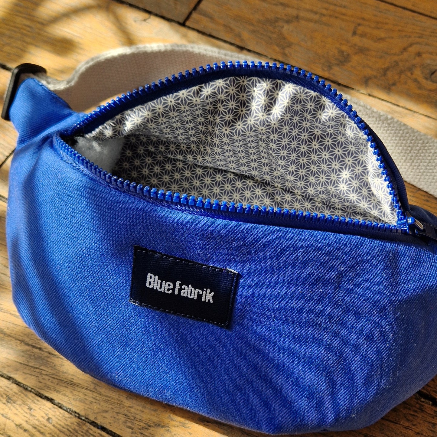 Sac banane bleu et écru
