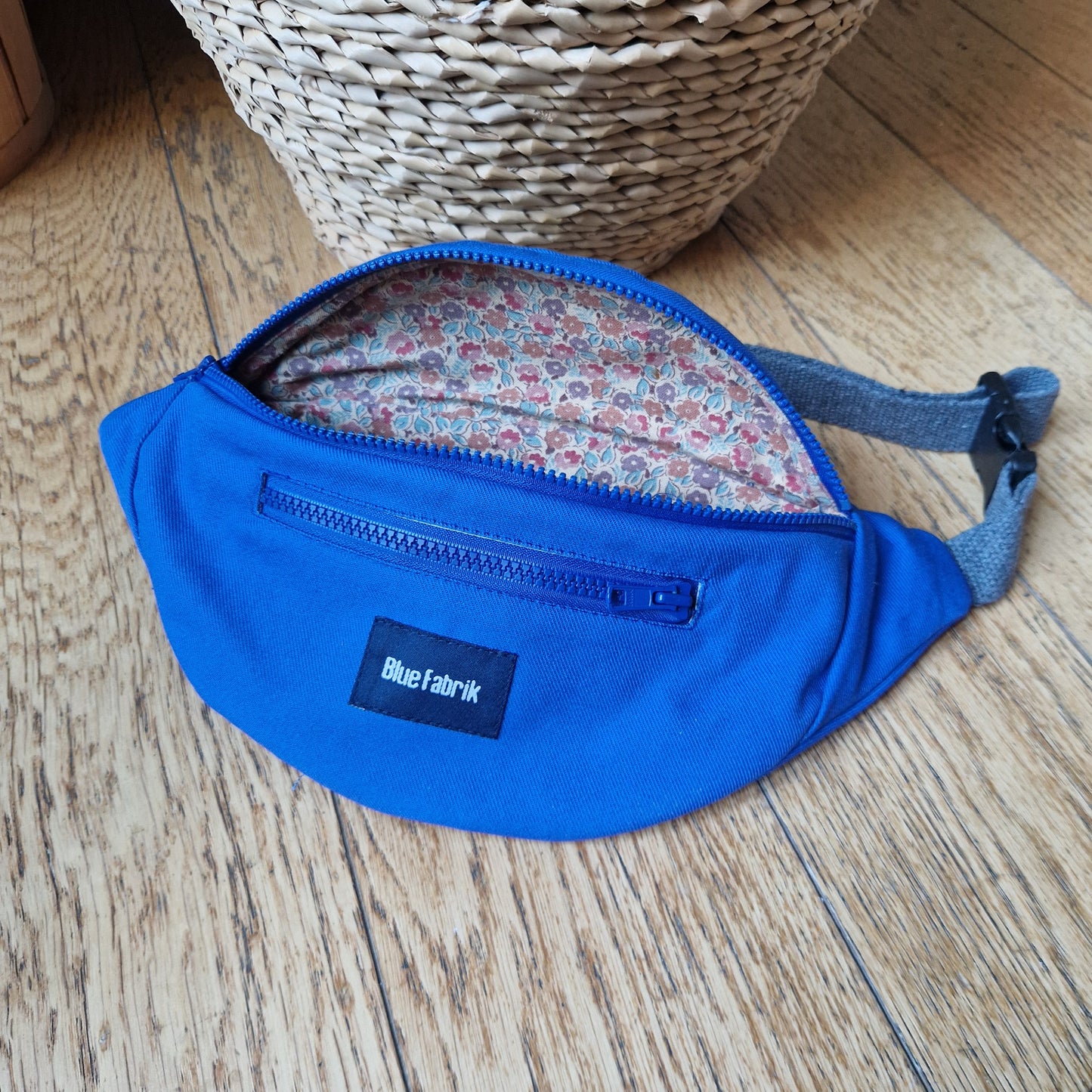 Sac Banane Bleu & Gris anthracite, doublure à petites fleurs vintage