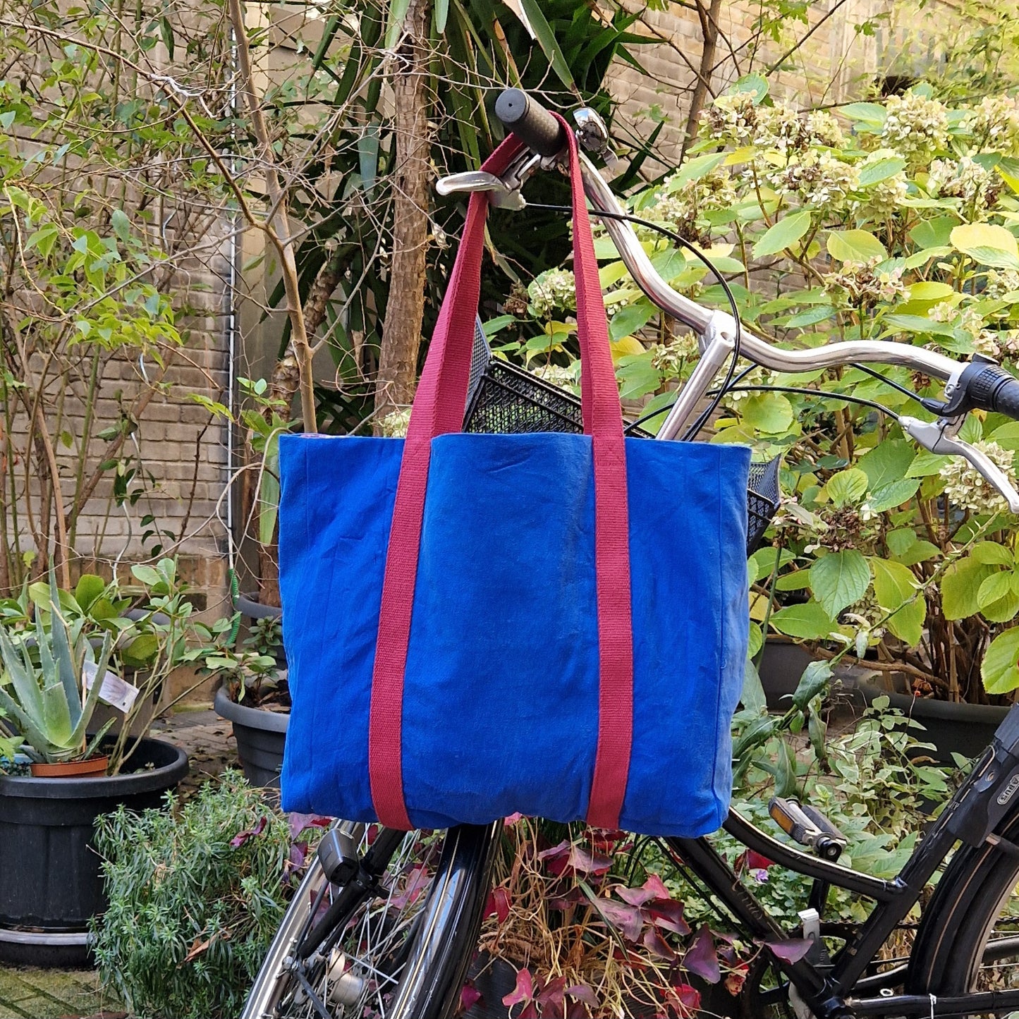 Grand sac Cabas Bleu & Bordeaux, doublure à petits carreaux et fleurs assorties