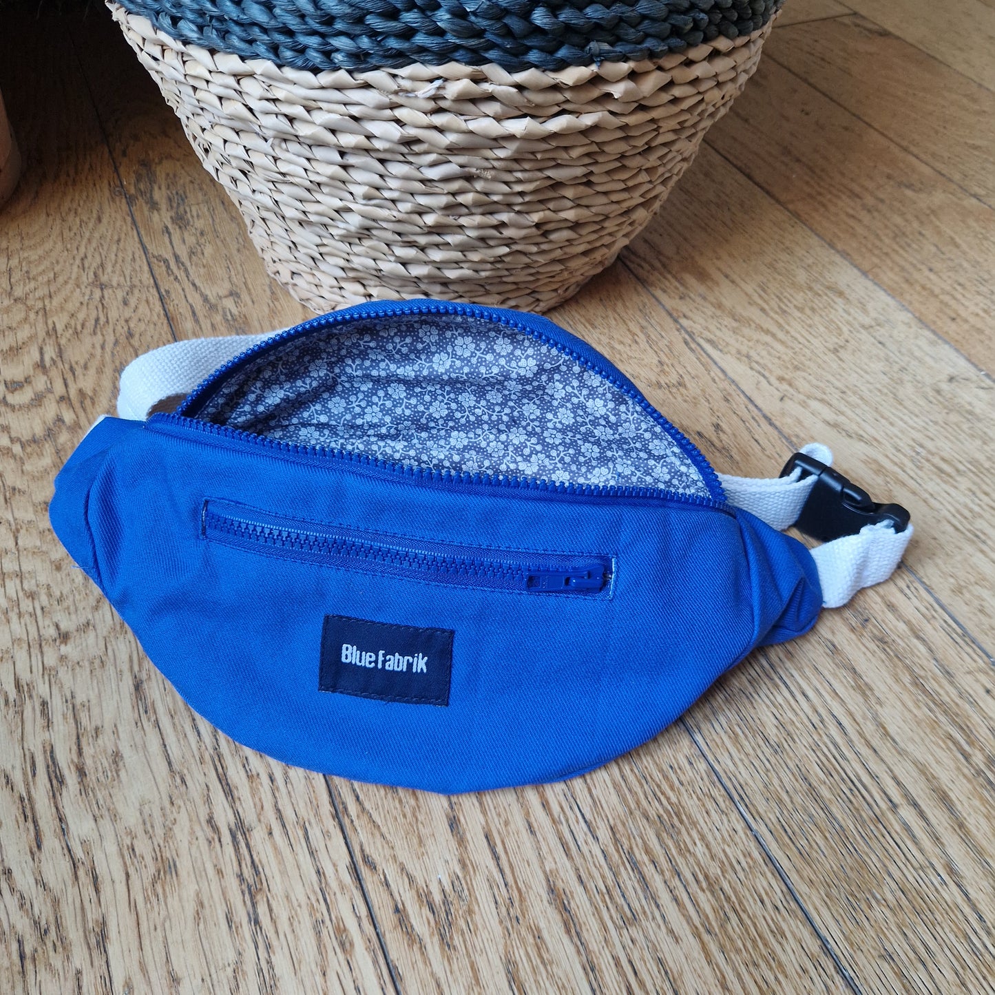 Sac Banane Bleu & Ecru, doublure à petites fleurs
