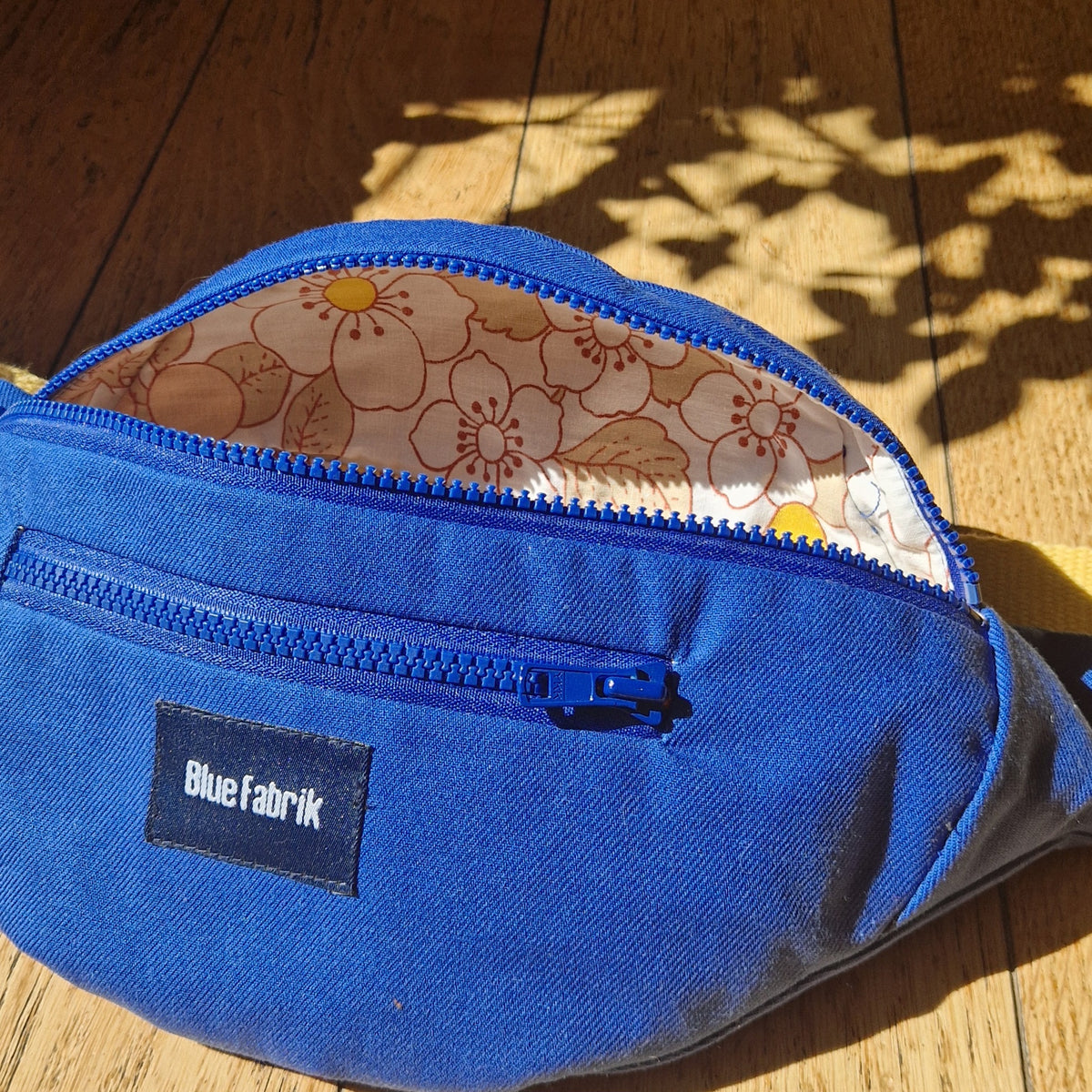 Sac Banane Bleu & Jaune, doublure à motifs floraux