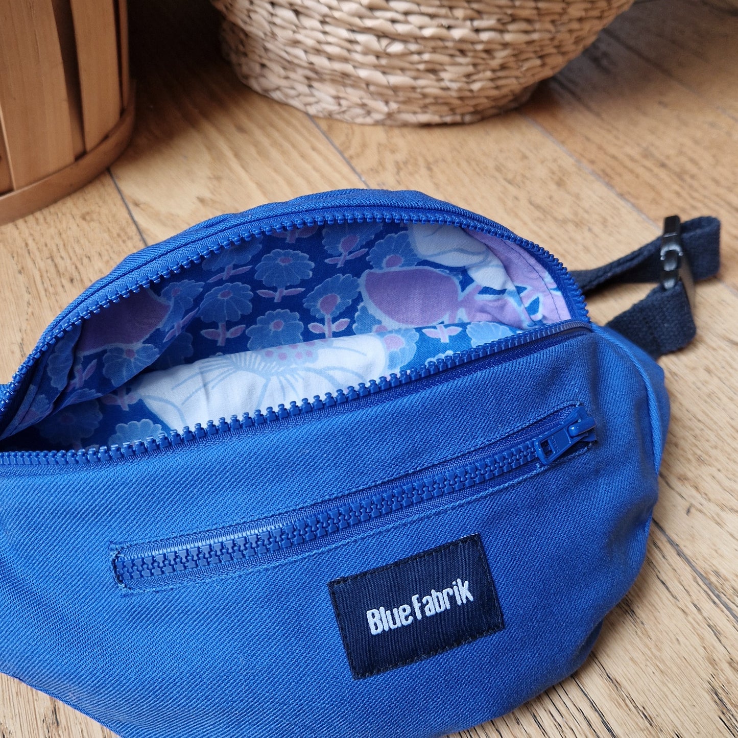 Sac Banane Bleu & Marine, doublure fleurie bleue