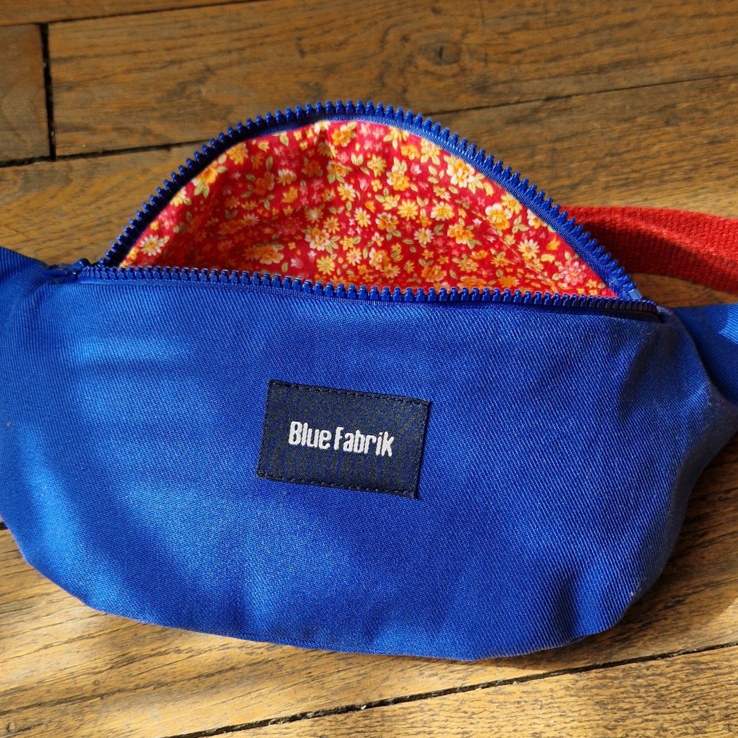Sac Banane Bleu & Rouge Cerise, doublure fleurie - Blue Fabrik