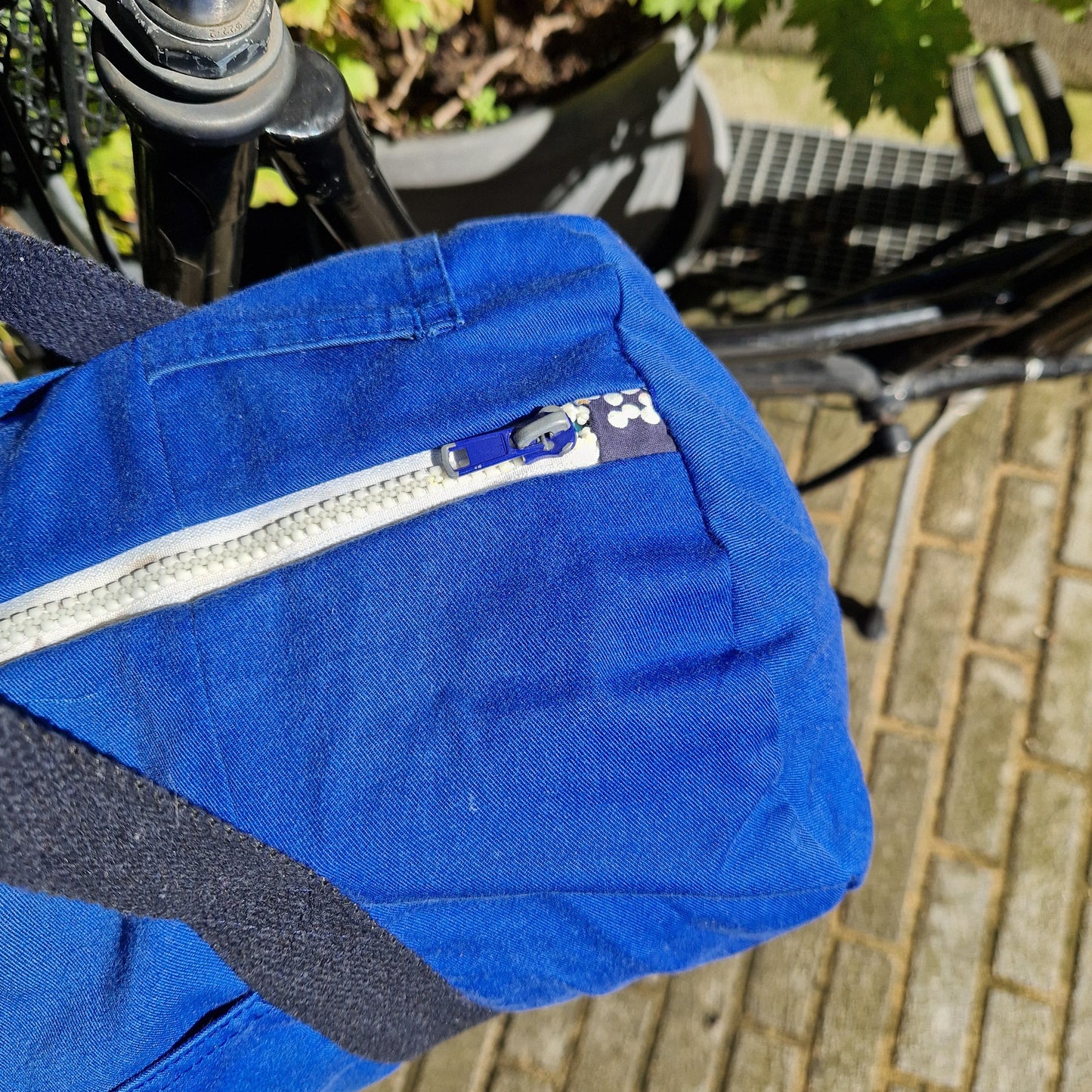 Sac Bowling Medium Bleu & Bleu marine, doublure fleurie bleue - Blue Fabrik