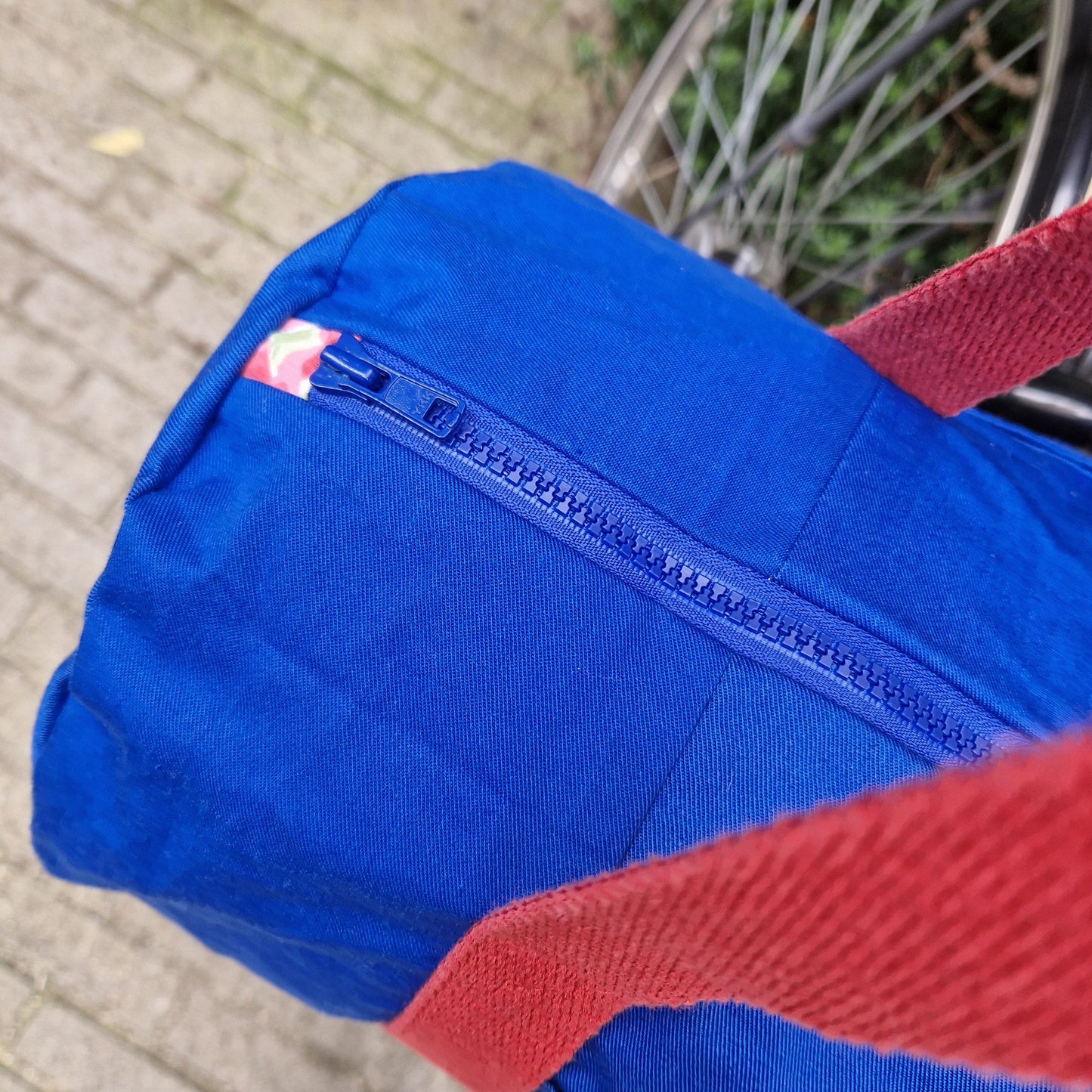 Sac Bowling Medium Bleu & Cerise, doublure à fleurs - Blue Fabrik