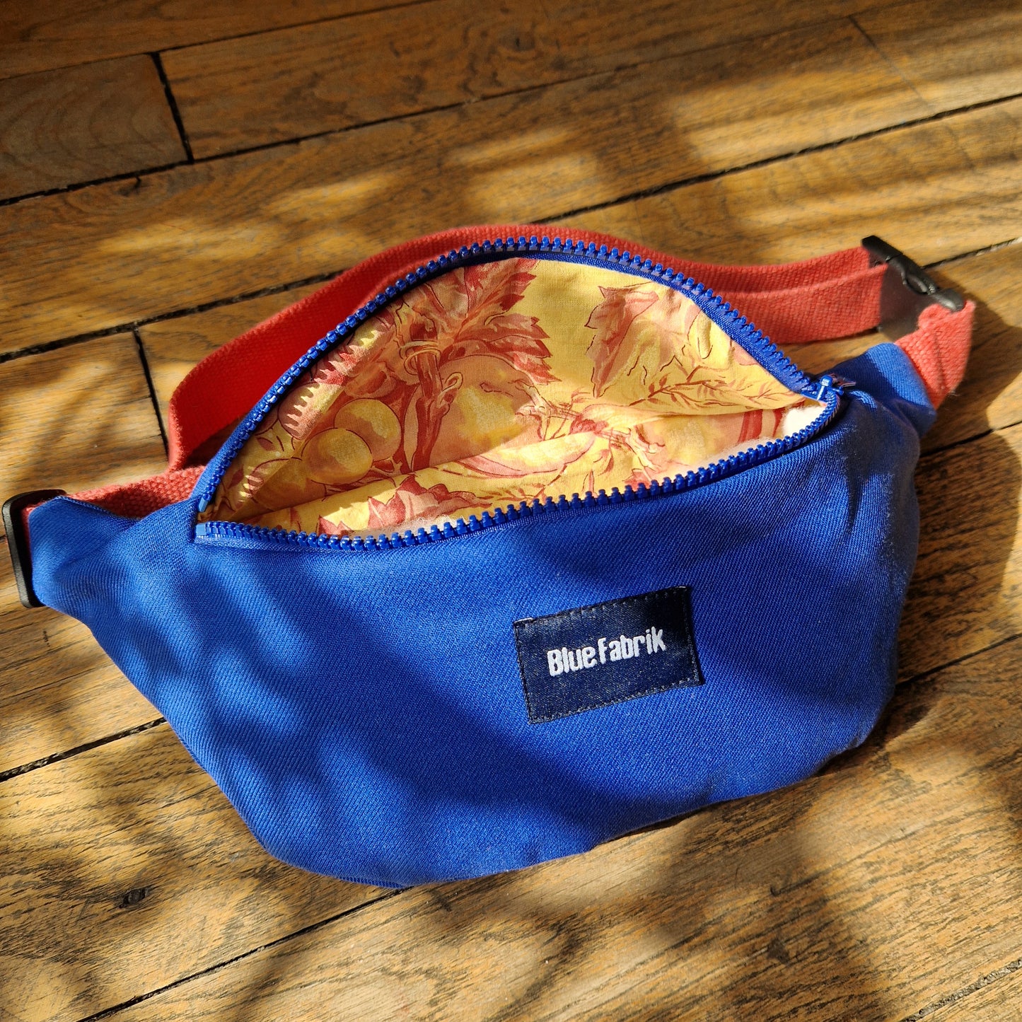 Sac banane bleu avec anses rose