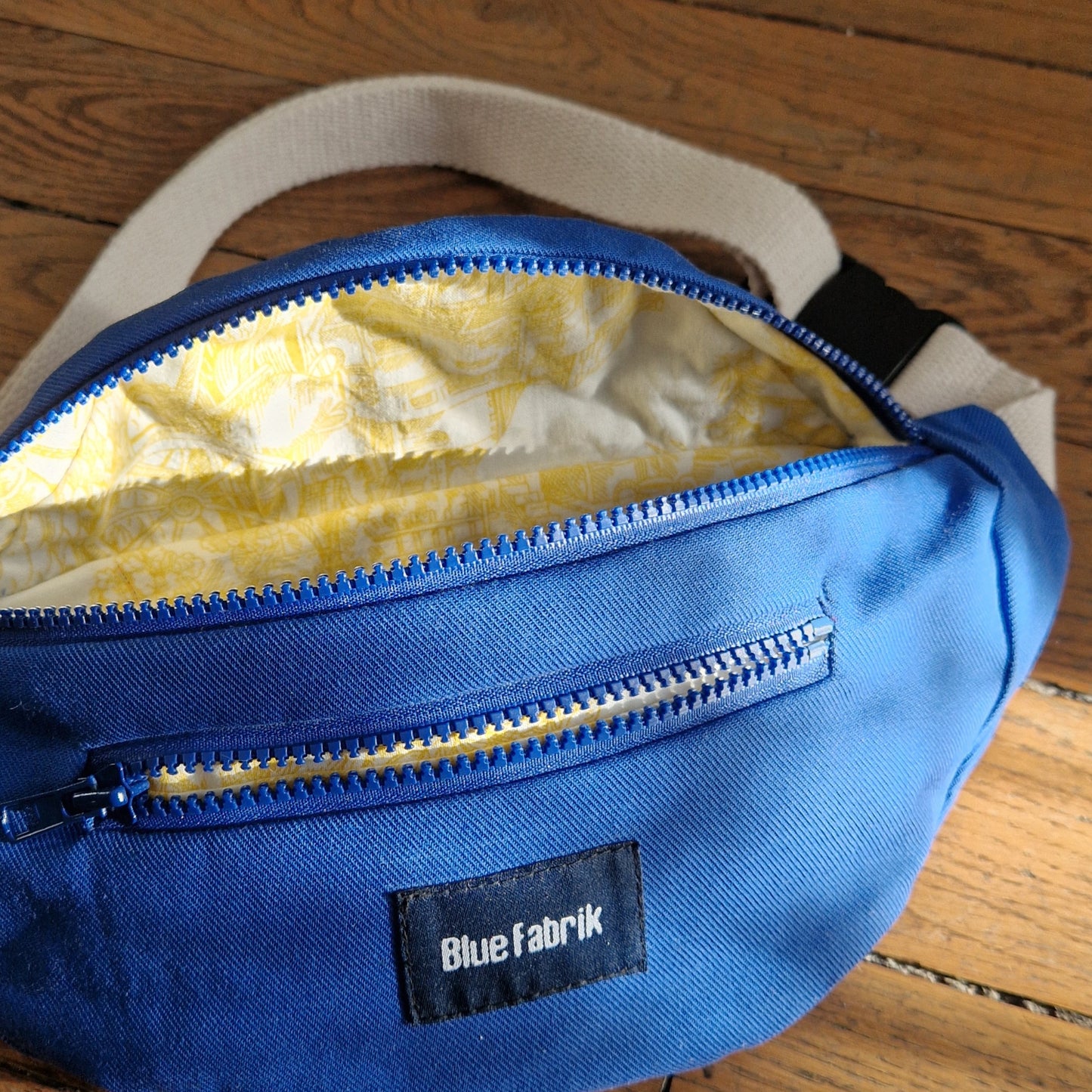 Sac Banane Bleu & Ecru, doublure à motifs jaune