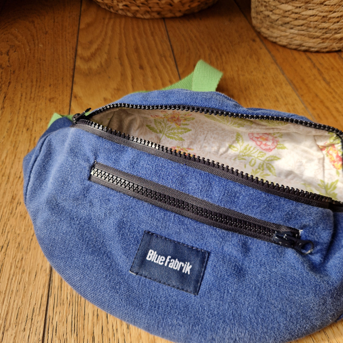 Sac Banane Bleu & Vert Anis, doublure fleurie