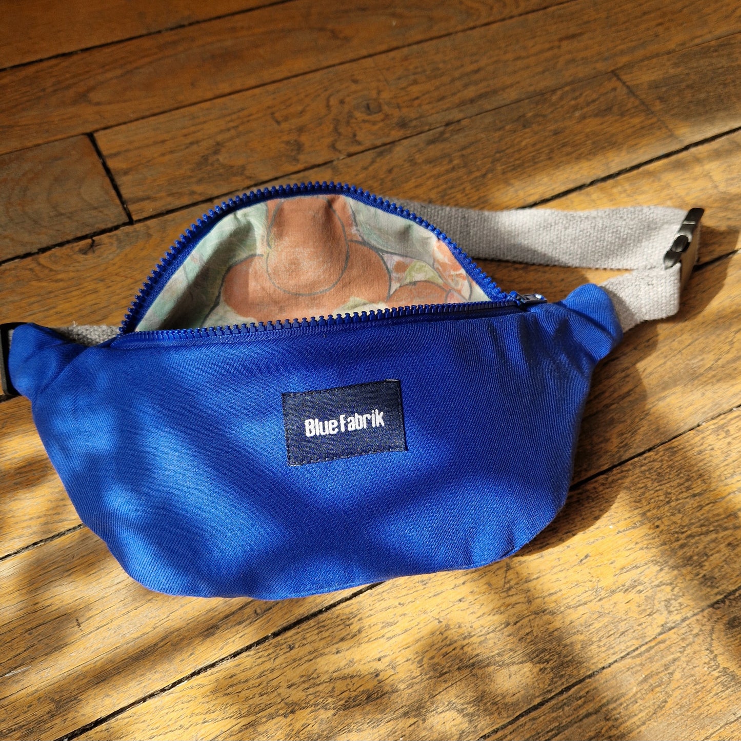 Sac banane bleu, gris clair doublure fleurie