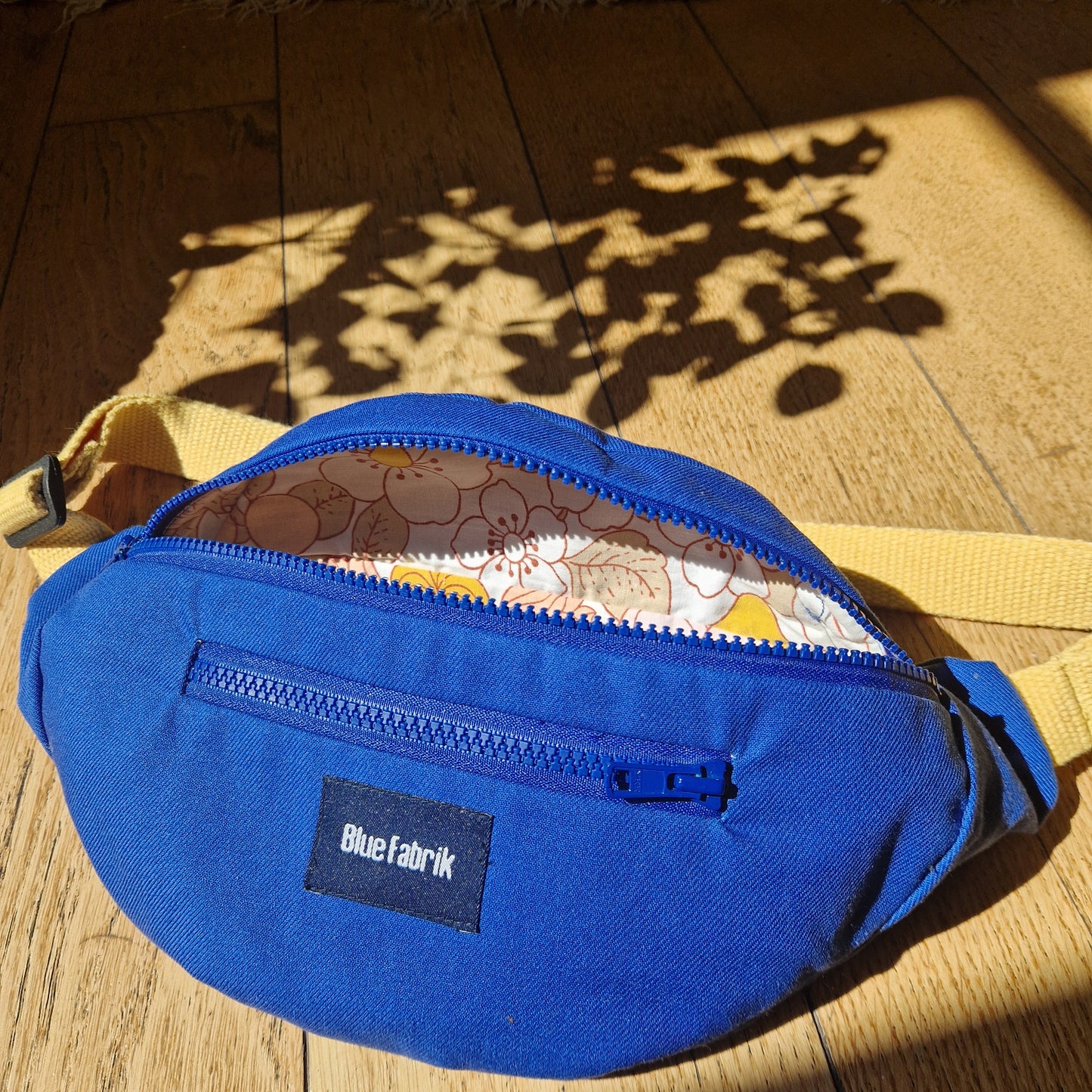 Sac Banane Bleu & Jaune, doublure à motifs floraux
