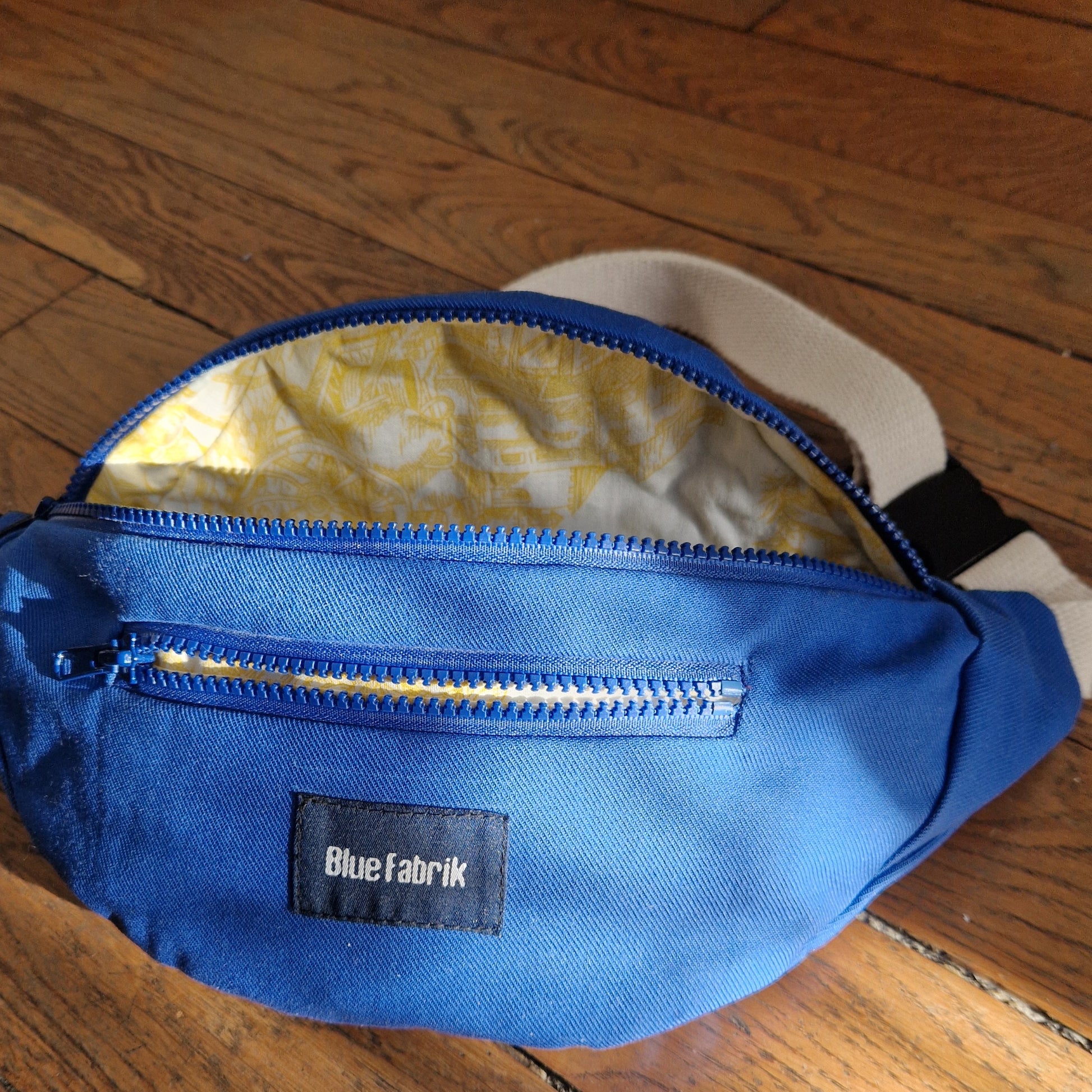 Sac Banane Bleu & Ecru, doublure à motifs jaune 2