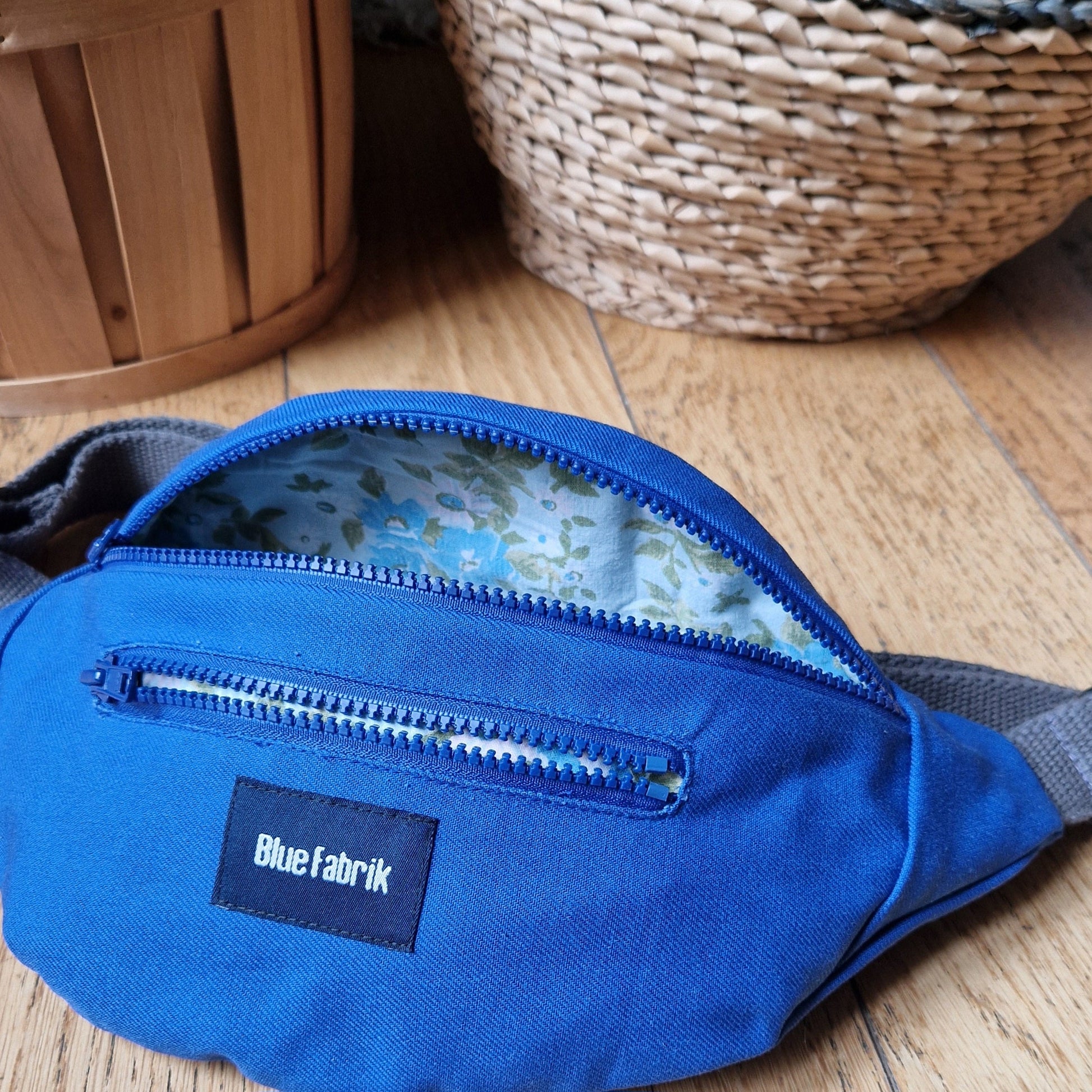 Sac Banane Bleu & Gris anthracite, doublure fleurie - Blue Fabrik