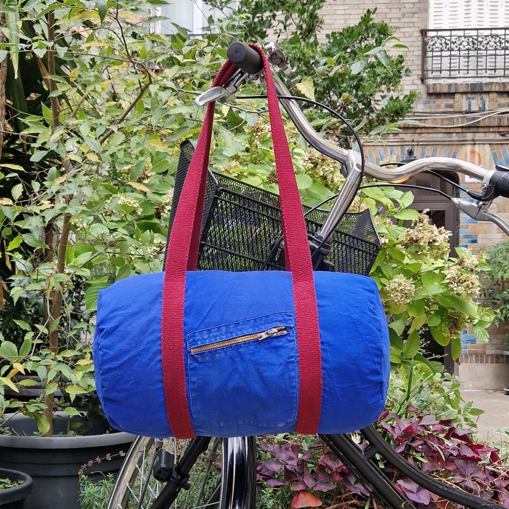 Sac Bowling Medium Bleu & Bordeaux, doublure à carreaux et fleurs bordeaux - Blue Fabrik