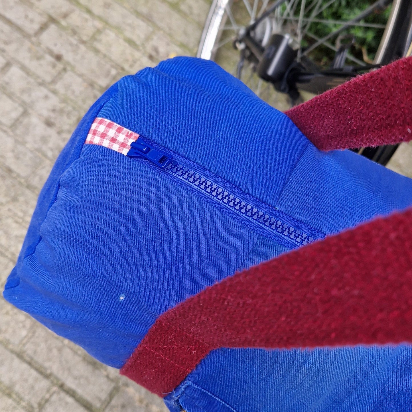 Sac Bowling Medium Bleu & Bordeaux, doublure à carreaux et fleurs bordeaux - Blue Fabrik
