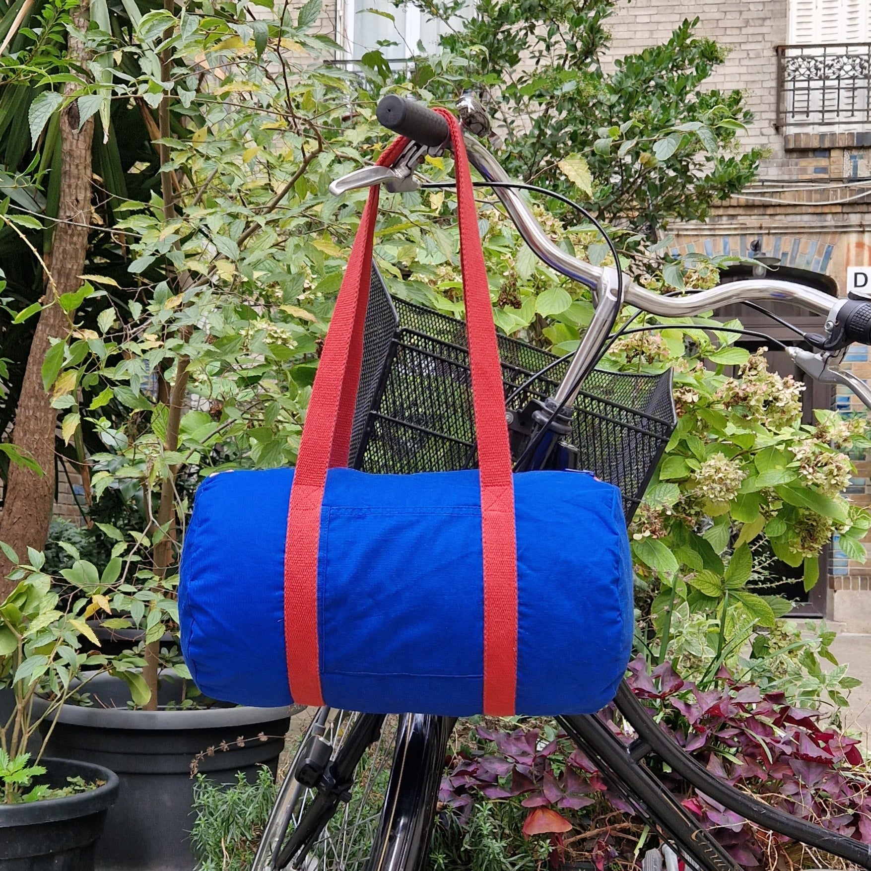 Sac Bowling Medium Bleu & Cerise, doublure à fleurs - Blue Fabrik