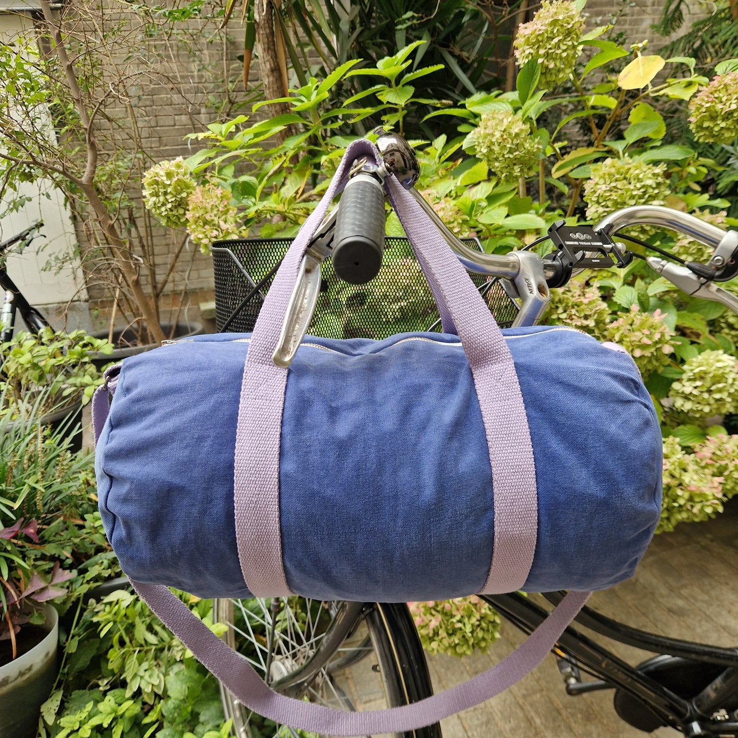 Sac Bowling Medium Bleu & Parme, doublure fleurie, avec bandoulière - Blue Fabrik