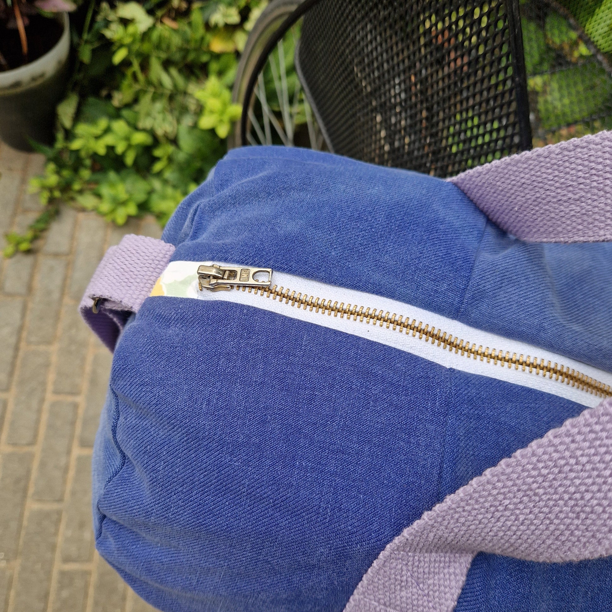 Sac Bowling Medium Bleu & Parme, doublure fleurie, avec bandoulière - Blue Fabrik